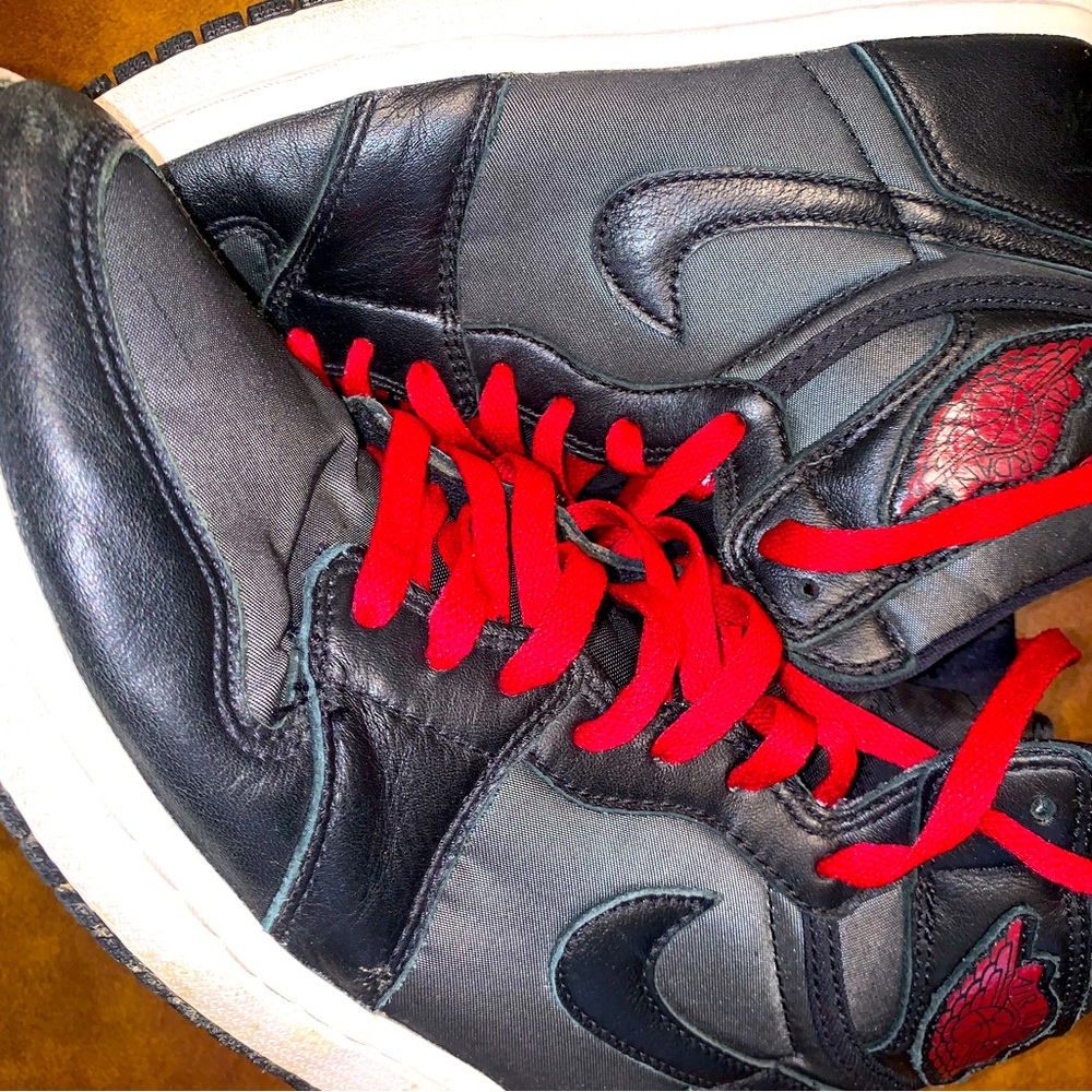 *FLASH SALE(Ending SOON)‼️ Air Jordan 1 High “Black Satin/Gym Red” Size 9